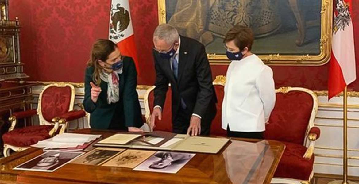AMLO encomienda a su esposa misión de recuperar Penacho de Moctezuma