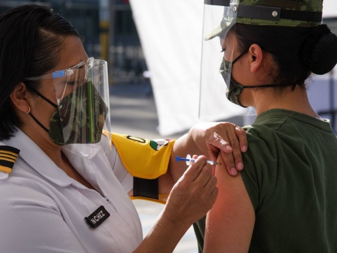 Aplican vacunas a personal médico del Hospital Central Militar