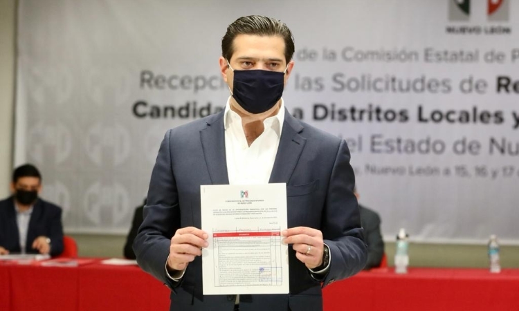 Formaliza Francisco Cienfuegos registro como precandidato a la alcaldía de Monterrey