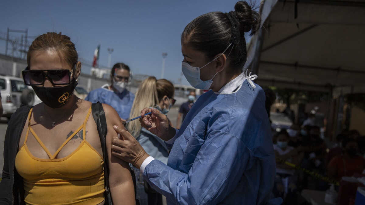 EU estudia vacunar a los migrantes que cruzan la frontera con México