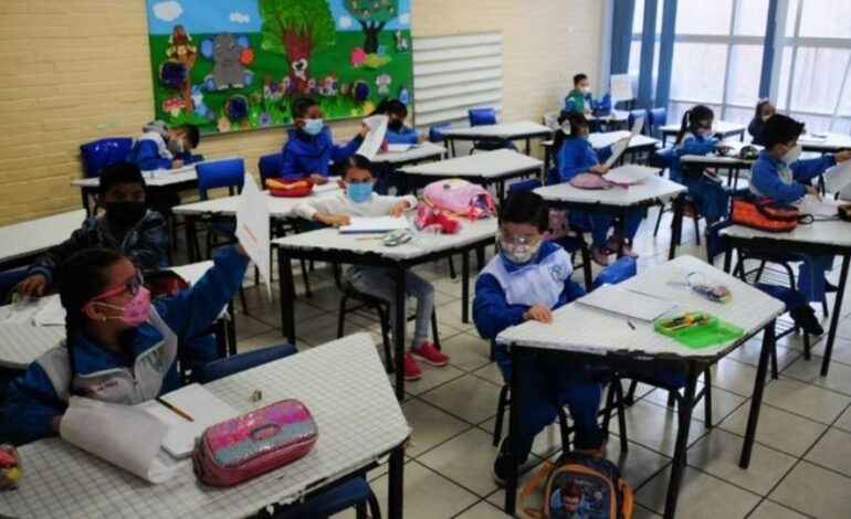 Nuevo León quita restricciones en colegios privados y eleva aforos para públicos