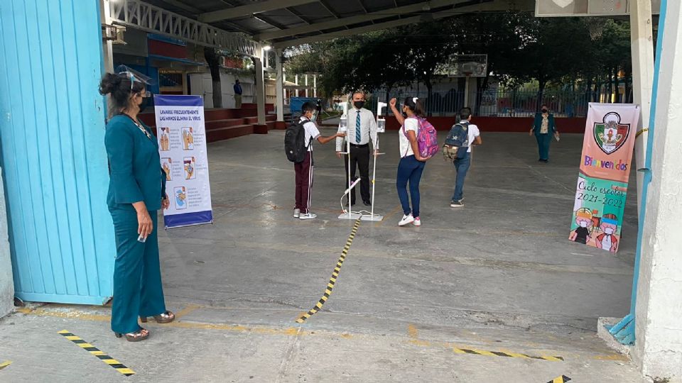 Regresan a clases presenciales con aforo del 100% en NL