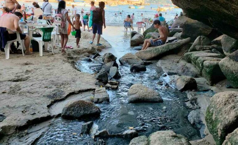 Pescadores exigen atender descargas de aguas negras en playa Caletilla de Acapulco