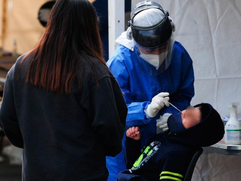 Repunte de covid-19 en niños fue en vacaciones y no en escuelas