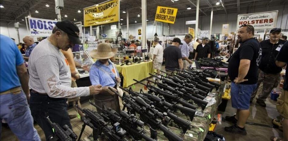 Datos falsos y usuarios “fantasma”, trucos para nutrir desde México a fabricantes de armas