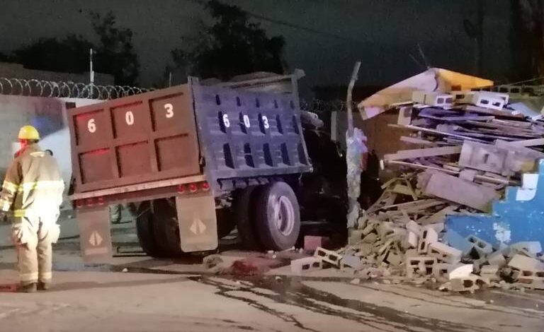 Permanece como desconocido chofer de dompe que falleció en choque