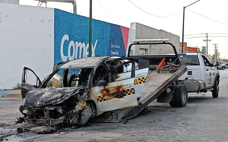 Taxi choca y se incendia en semáforo del Eje Vial Juan Gabriel