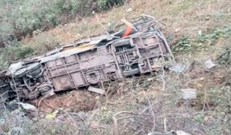 Cae autobús a barranco en Perú; hay al menos 15 muertos