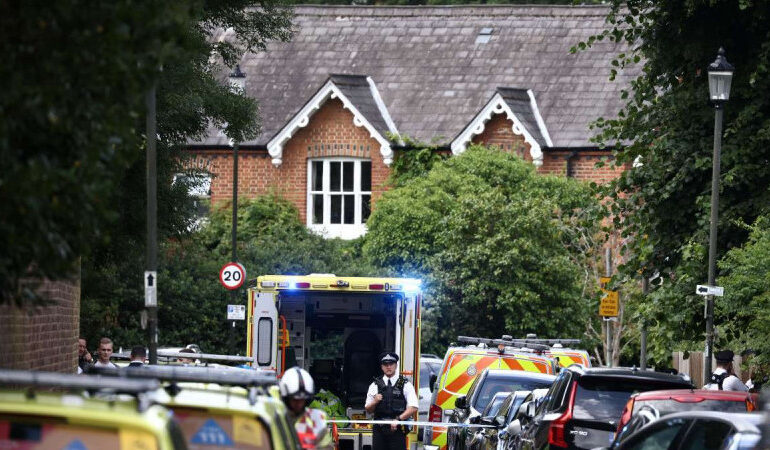 Camioneta choca contra escuela en Londres: una niña perdió la vida