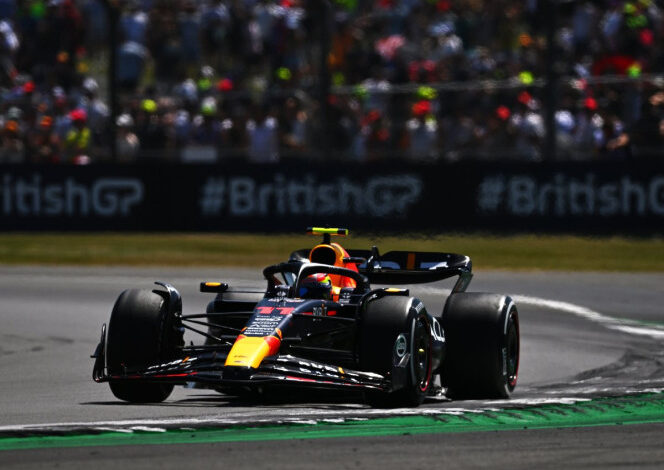 Checo Pérez fue segundo en práctica 1 en Gran Bretaña; Verstappen lideró