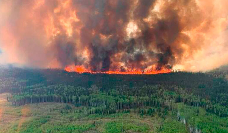 Declaran estado de emergencia al oeste de Canadá, ante el crecimiento de los incendios