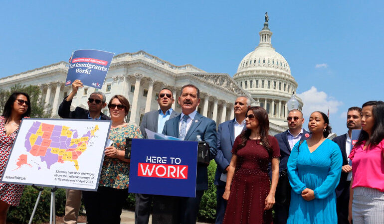 Demócratas instan a Biden a dar más permisos de trabajo a migrantes indocumentados