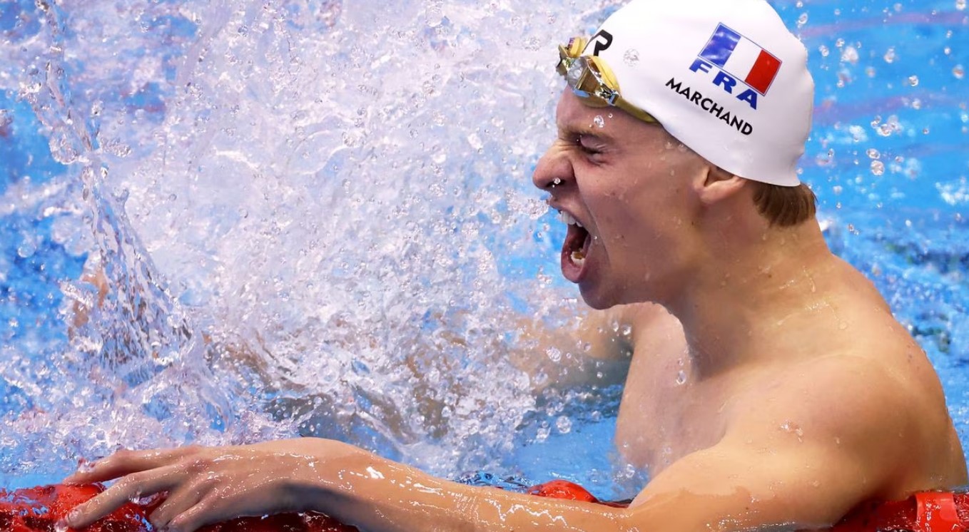 Léon Marchand hace historia al romper el récord de Michael Phelps en natación