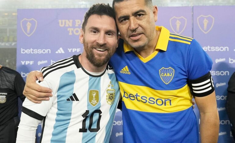 Messi se une a Riquelme en su homenaje y la Bombonera estalla