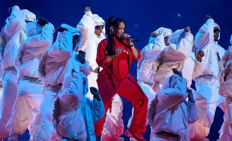 Una Rihanna embarazada “incendia” la Super Bowl vestida de Loewe