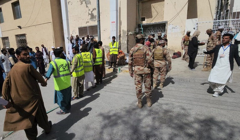 Atentan contra una celebración religiosa en Paquistán; hay más de 40 muertos