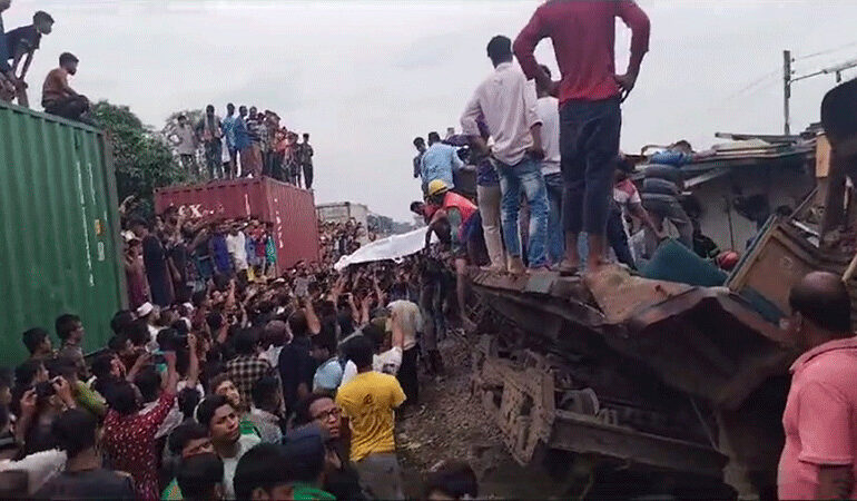 Choque de trenes en Bangladesh deja a 17 personas sin vida