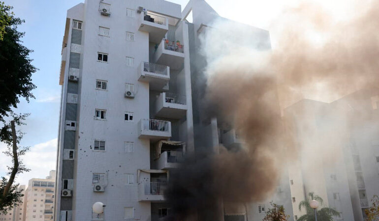 Grupo extremista ataca Israel, reportan al menos 40 muertos