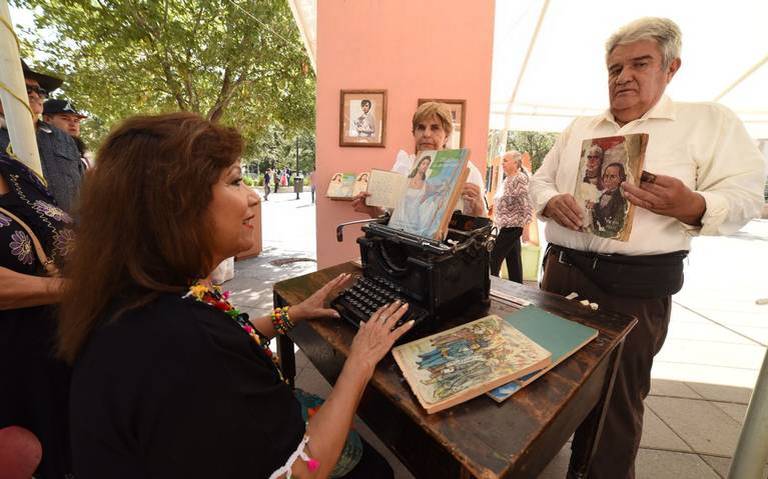 Maestros jubilados presentan exposición de Libros de Texto y exigen su entrega