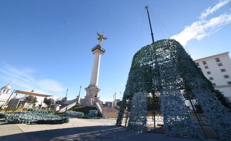 Comienzan con la instalación de adornos navideños en el centro histórico