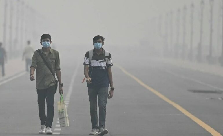 Niebla tóxica en Nueva Delhi asfixia a la India y obliga a cerrar las escuelas