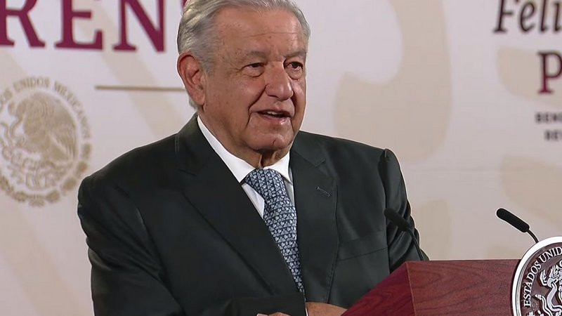 AMLO se disculpa con diputada trans Salma Luévano tras llamarle “hombre vestido de mujer”