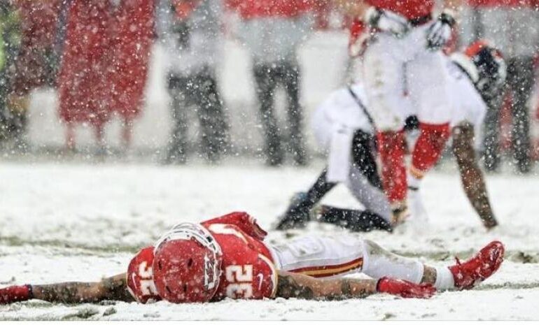 Los campeones Chiefs eliminan a Dolphins y avanzan a la ronda divisional