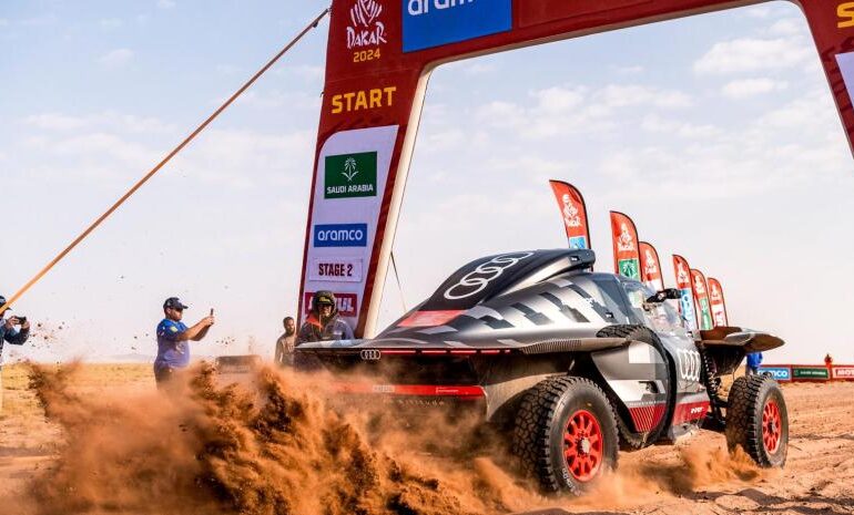 Sainz lidera mientras Peterhansel alcanza la media centena de victorias