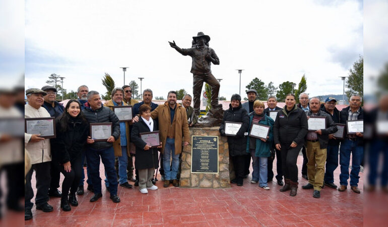 Develan escultura en honor a guía de turista asesinado junto a sacerdotes jesuitas en Chihuahua