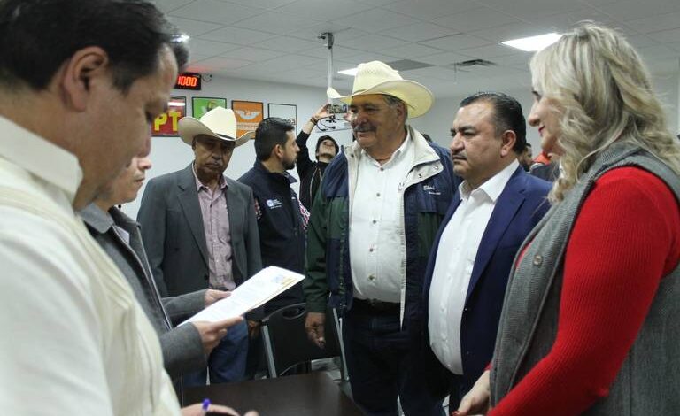 Registra Tony Meléndez su candidatura para la diputación federal por el V Distrito