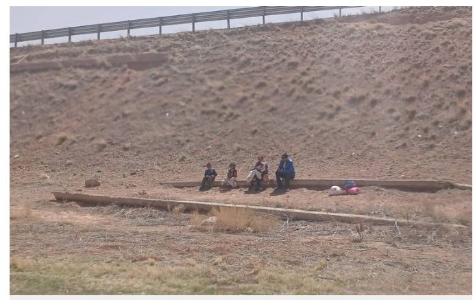 En plena tormenta de arena, familias de migrantes caminan rumbo a Juárez