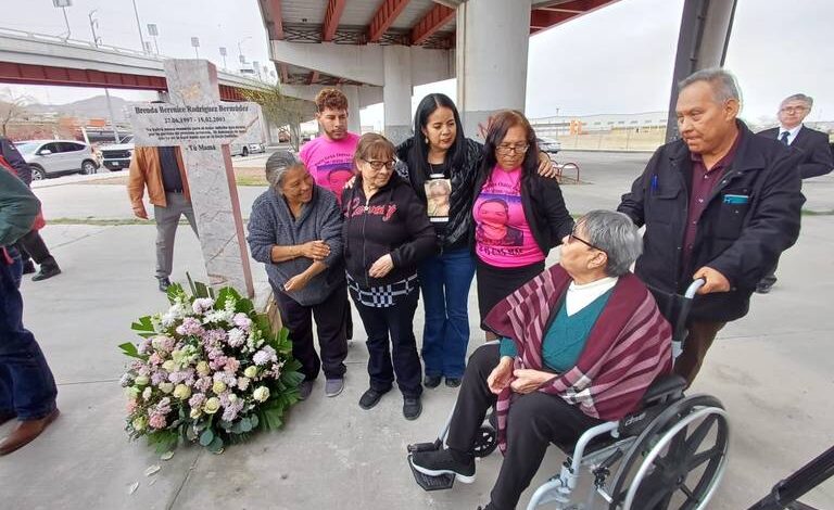 Develan cruz de cemento en memoria a niña asesinada hace 21 años en Juárez