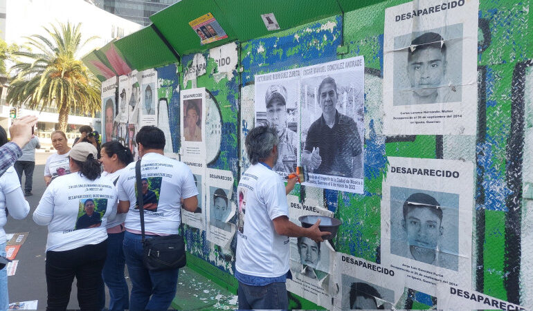 Instalan fotos en el Zócalo para “sembrar la memoria” de migrantes desaparecidos