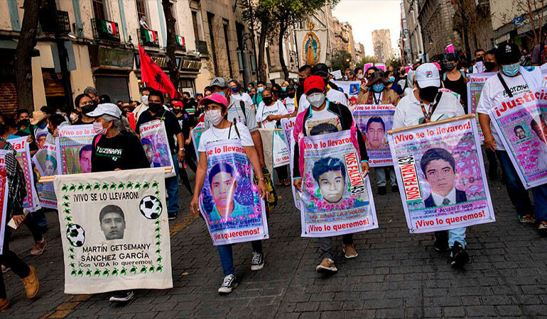 Padres de los 43 normalistas de Ayotzinapa acusan al Gobierno de AMLO de entorpecer la investigación