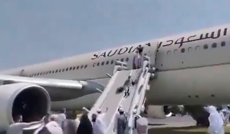 Avión con 297 pasajeros se incendia al aterrizar, en Pakistán