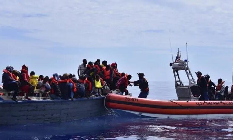 Mueren 40 haitianos al incendiarse una embarcación en el norte del país