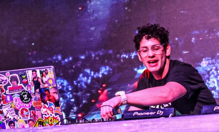 Matt Bennett revive las glorias musicales de las series de Disney con su Party 101