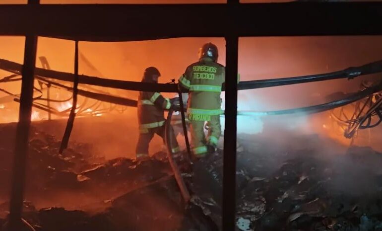 Bomberos de Texcoco apoyan en sofocar incendio en fábrica de guantes en Tlaxcala