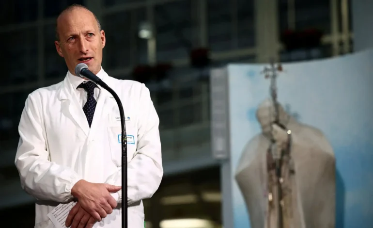 El papa Francisco estuvo a punto de morir en el hospital, dijo su médico