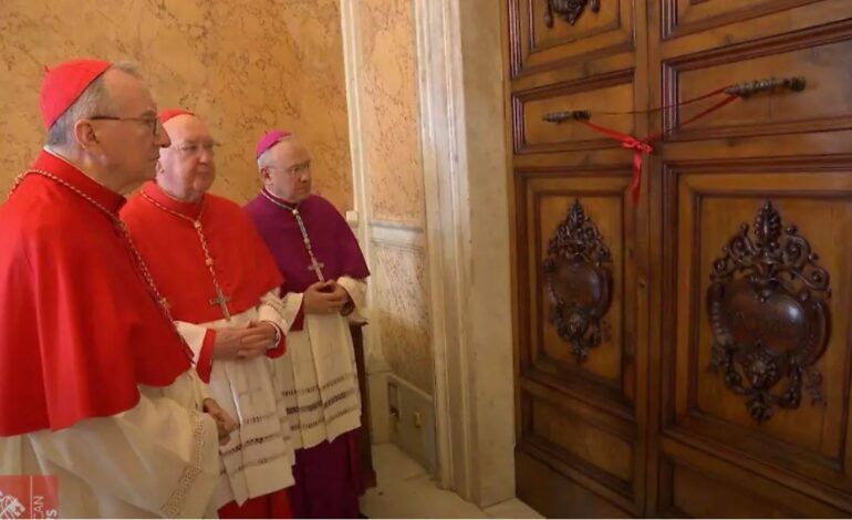 ¿Qué significa que sellen la puerta de la habitación del Papa Francisco luego de su muerte?