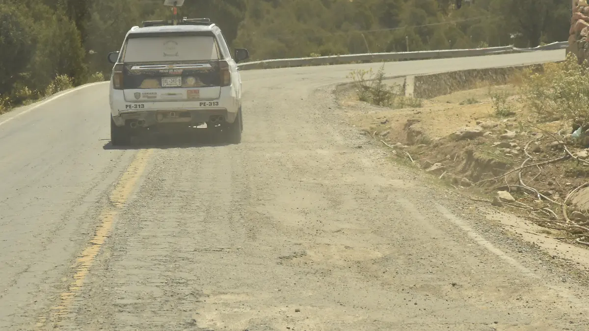 En deplorables condiciones, camino que conduce a Guadalupe y Calvo