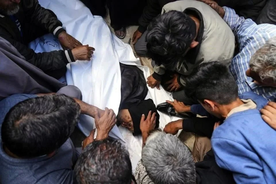 Matan israelíes a 27 personas junto a punto de ayuda en Gaza