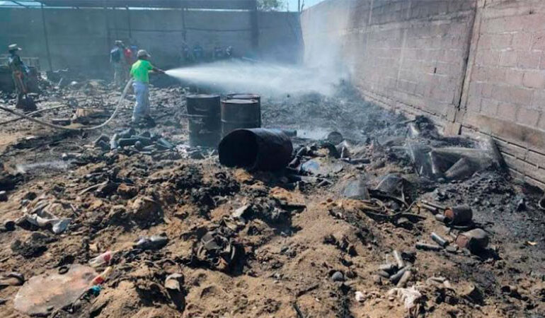 Tormenta Feroz en el Puerto de Salina Cruz: Incendios estallan en pastizales y predios privados ante intensas rachas de viento generadas por el evento "Norte" en Oaxaca.